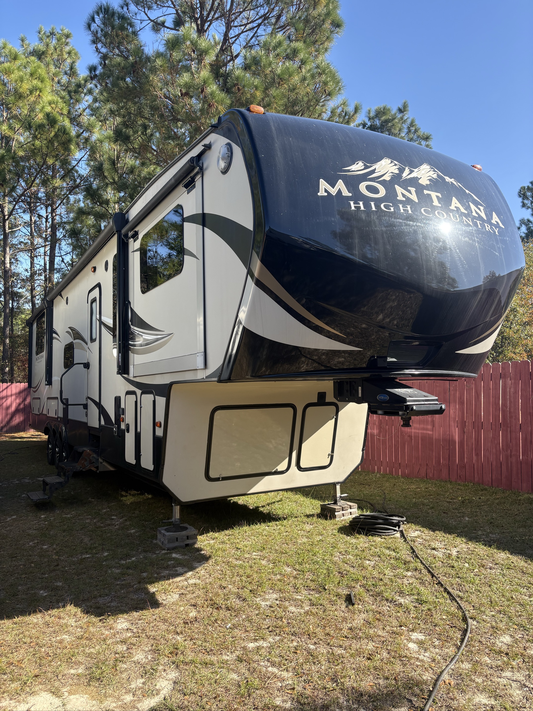 2018 Mountain High Montana High Country 380 TH - Excellent Condition, Loaded RV