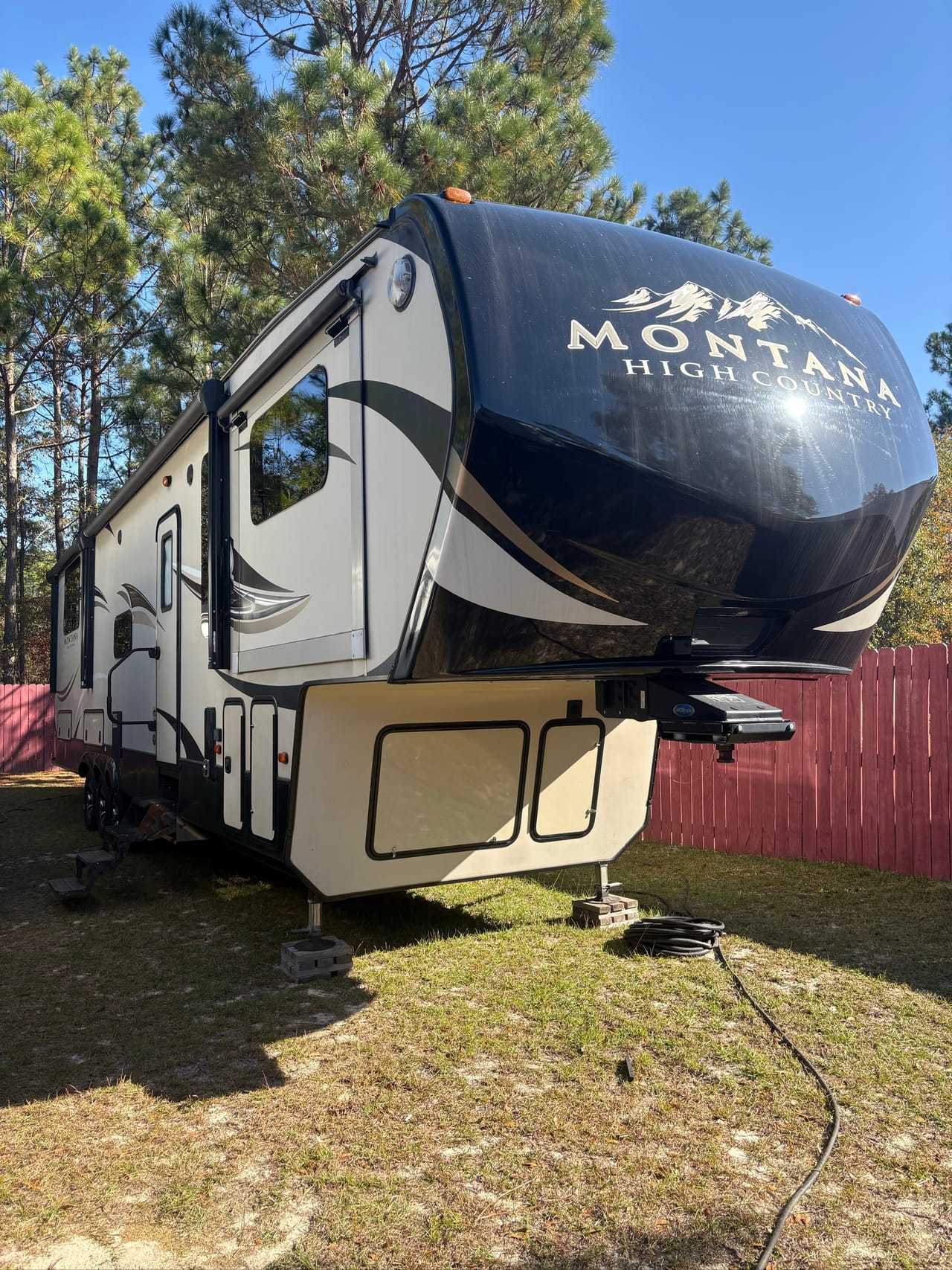 2018 Mountain High Montana High Country 380 TH - Excellent Condition, Loaded RV